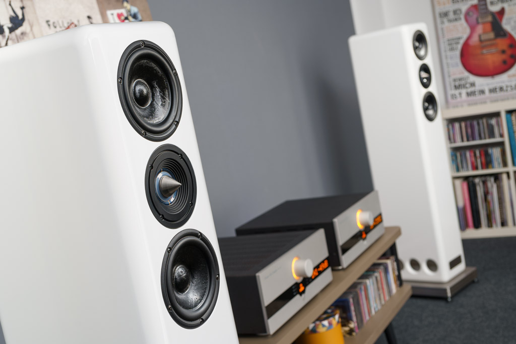 High End-Kombination: Hier spielt die Seta Audio Besa CS 2 mit dem Röhren-CD-Spieler CD 1.10 und dem Röhrenverstärker AI 1.10 von Canor Audio.