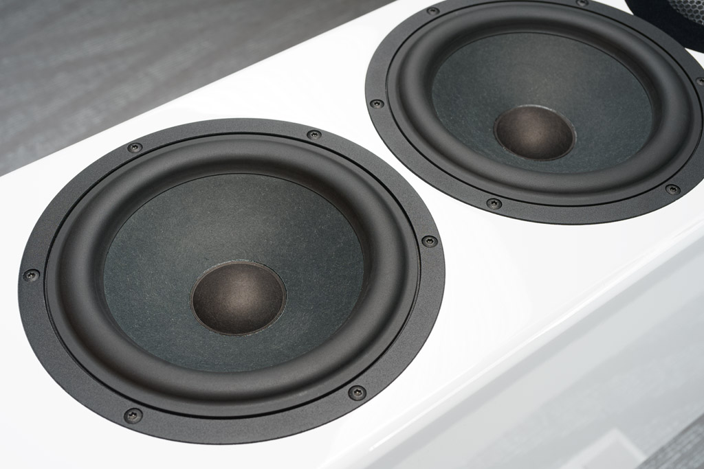 Die beiden 8-Zoll-Woofer sind ebenfalls im Modellnamen verewigt: Die „82“ steht für 8 Zoll, 2 Chassis. Sie übernehmen die Mitten- und Tiefton-Wiedergabe, wobei der untere Woofer ausschließlich für Unterstützung im Bassbereich bis 150 Hertz sorgt.