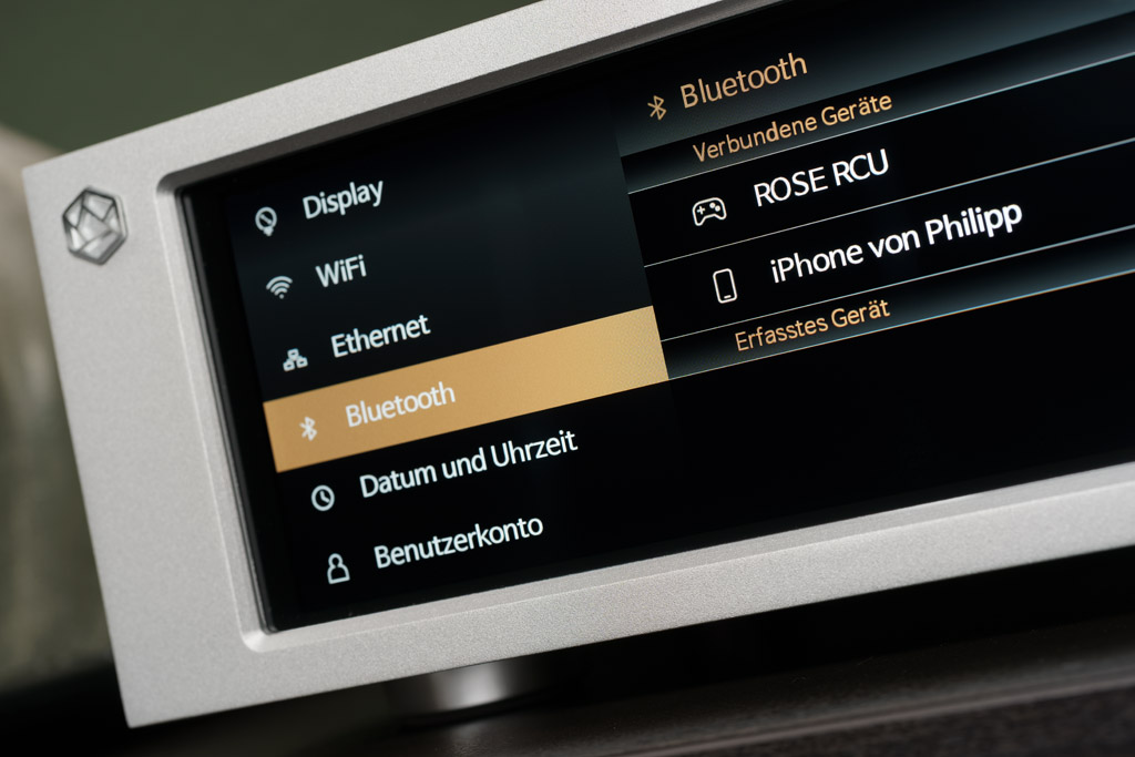 Über den Touchscreen lassen sich alle Einstellungen intuitiv und schnell vornehmen – hier etwa die Bluetooth-Kopplung. Alternativ kann man die komplette Konfiguration auch über die App erledigen.