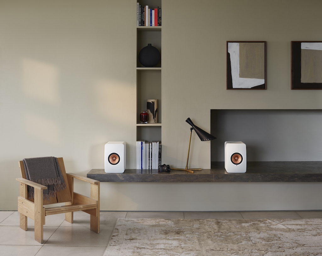 Durch die verschiedenen Kolorierungen harmoniert die LS 50 Wireless II mit jedem Ambiente. Hier ist sie in Mineral White zu sehen.