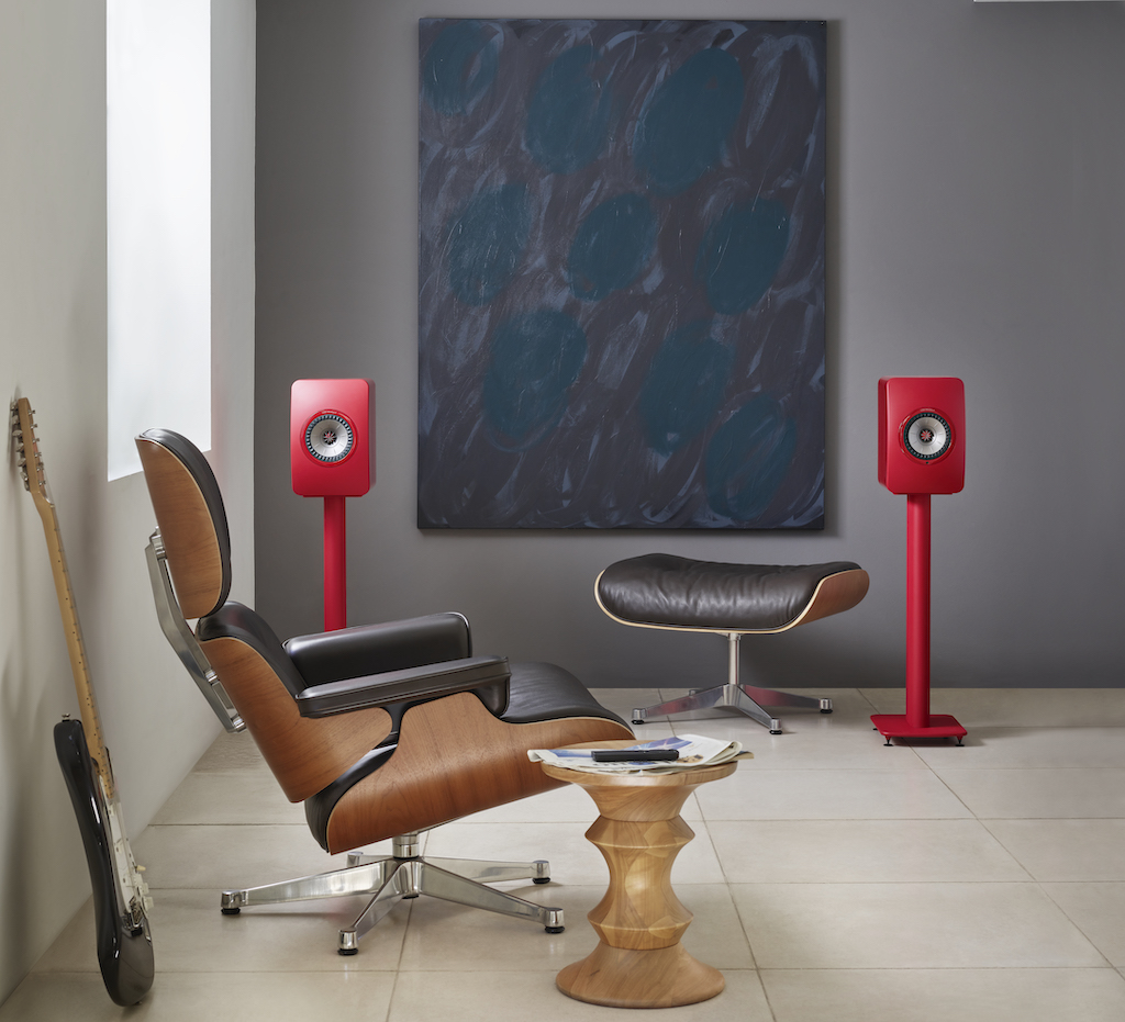 Zur LS50 Wireless II bietet KEF optional einen Standfuß, der passend zur Lautsprecherkolorierung in den Farben Carbon Black, Titanium Grey und Mineral White sowie in Sonderfarben erhältlich ist – wie hier in Crimson Red. Mit höhenverstellbare Spikes sorgt er für sicheren Stand, die Stromkabel lassen sich unsichtbar durch die Stativsäule zur Box führen, die wiederum fest mit dem Stativ verschraubt werden kann.