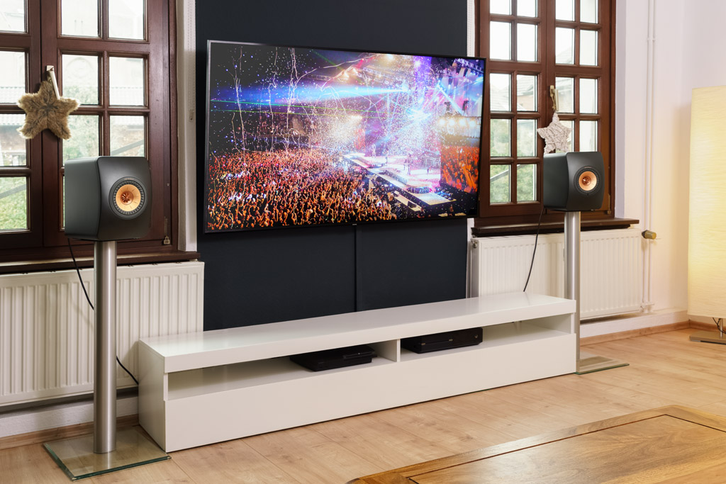 Die LS50 Wireless II gibt auch den Film- und Fernsehton wieder – dank des HDMI eARC-Anschlusses. eARC steht für „Enhanced Audio Return Channel“, zu Deutsch: verbesserter Audiorückkanal. Er ermöglicht eine größere Bandbreite und Geschwindigkeit der Signalübertragung, so kann man den Ton selbst in Formaten wie DTS:X und Dolby Atmos genießen.