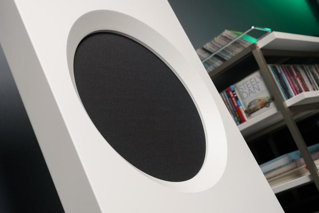 Hinter der Verkleidung sitzt ein mächtiger 15-Zoll-Woofer für die Bässe und tieferen Mitten. Die Schallwand-Aussparung in sanfter Trichterform dient der besseren Schallführung