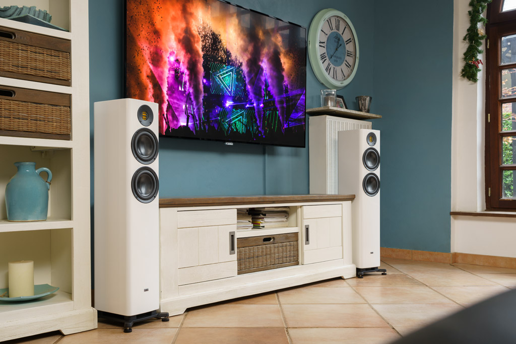 Die Elac Solano FS 287 harmoniert mit jedem Ambiente – einerseits durch ihre Formgebung, andererseits durch die wahlweise schwarze oder weiße Lackierung. So integriert sich der Schallwandler auch in ein hell eingerichtetes Ambiente.