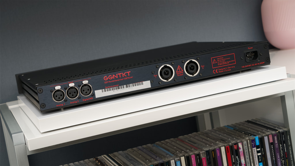Professionelle Anschlüsse: Für die Signalzufuhr bietet der DSP/Verstärker einen analogen symmetrischen Input und einen AES/EBU-Input. Sie sind jeweils mit XLR-Buchsen realisiert. Für Zuspieler mit unsymmetrischem Analog- und koaxialem Digital-Ausgang bietet GGNTKT entsprechende Signalkabel mit Adaptern von Cinch/unsymmetrisch auf XLR/symmetrisch und Cinch/SPDIF auf XLR/AES. Für den Anschluss der Lautsprecher kommt die in der Beschallungstechnik zum Standard erkorene Speakon-Verbindung zum Zuge. „Out 1“ bezeichnet den linken Kanal, „Out 2“ den rechten Kanal.