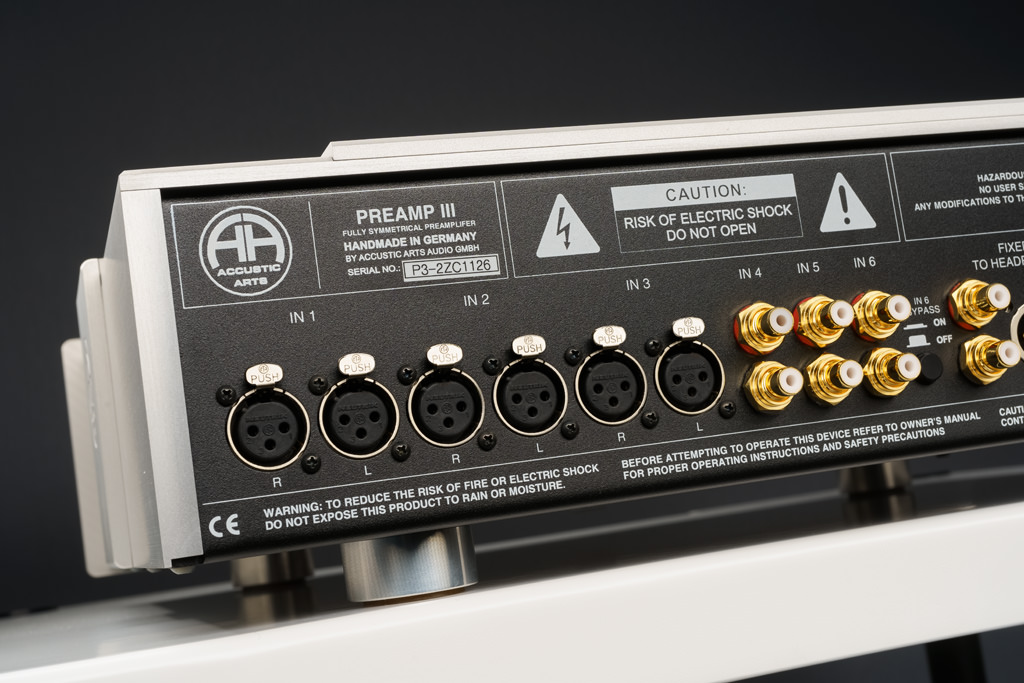 Üppige Input-Sektion: An den Preamp III lassen sich sechs Line-Pegel-Quellen anschließen – drei per symmetrischem XLR-Eingang, drei über unsymmetrische Cinch-Buchsen. „In 6“ ist dabei alternativ als „Surround Bypass“ schaltbar, um ein Receiver-Signal durchschleifen zu können.