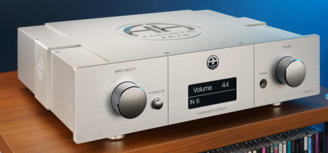 Der Accustic Arts Preamp III: Wie jede Audiokomponente der Lauffener Manufaktur ist auch dieser Audio-Vorverstärker ein Traum in Aluminium und Chrom. Zu den optischen Highlights gehört neben dem edel vergüteten Gehäuse, den markanten chromglänzenden Bedienknöpfen sowie den kunstvollen Gravuren und Fräsungen nun auch das neue OLED-Display.