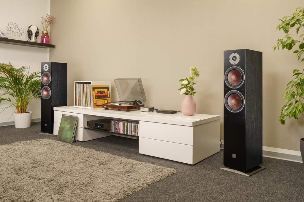 Als Spielpartner dienen der Plattenspieler Thorens TD 402 DD, der externe Phono-Vorverstärker Lehmannaudio Black Cube SE II, der SACD-Player Oppo UPD-203 und, nicht sichtbar, als Bluetooth-Quelle das Smartphone LG V30.