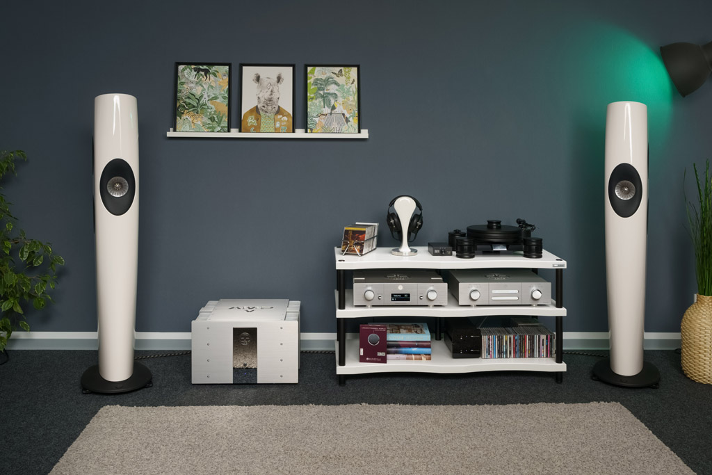 Der Accustic Arts Amp V mit seinen Spielpartnern: Im Test treibt er als Lautsprecher ein Paar KEF Blade Two an, die Vorverstärkung übernimmt der Accustic Arts Preamp III. Als CD-Spieler ist der Accustic Arts Player I angeschlossen. Das Analoglaufwerk ist der Transrotor Dark Star, dem der SteinMusic Stateline Phono 2 Signature als Preamp dient.