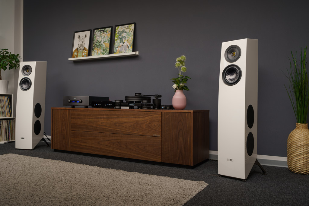 Die Elac Concentro S 507 ist mit ihrem extravaganten Design bereits optisch eine Attraktion.