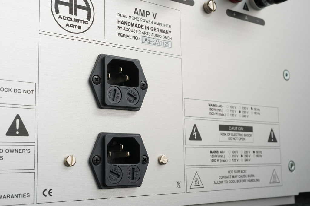 Konsequenter Dual Mono-Aufbau: In der Stereo-Endstufe stecken zwei komplett voneinander unabhängige Mono-Blöcke. Das zeigt sich auch an den beiden separaten Netzanschlüssen.