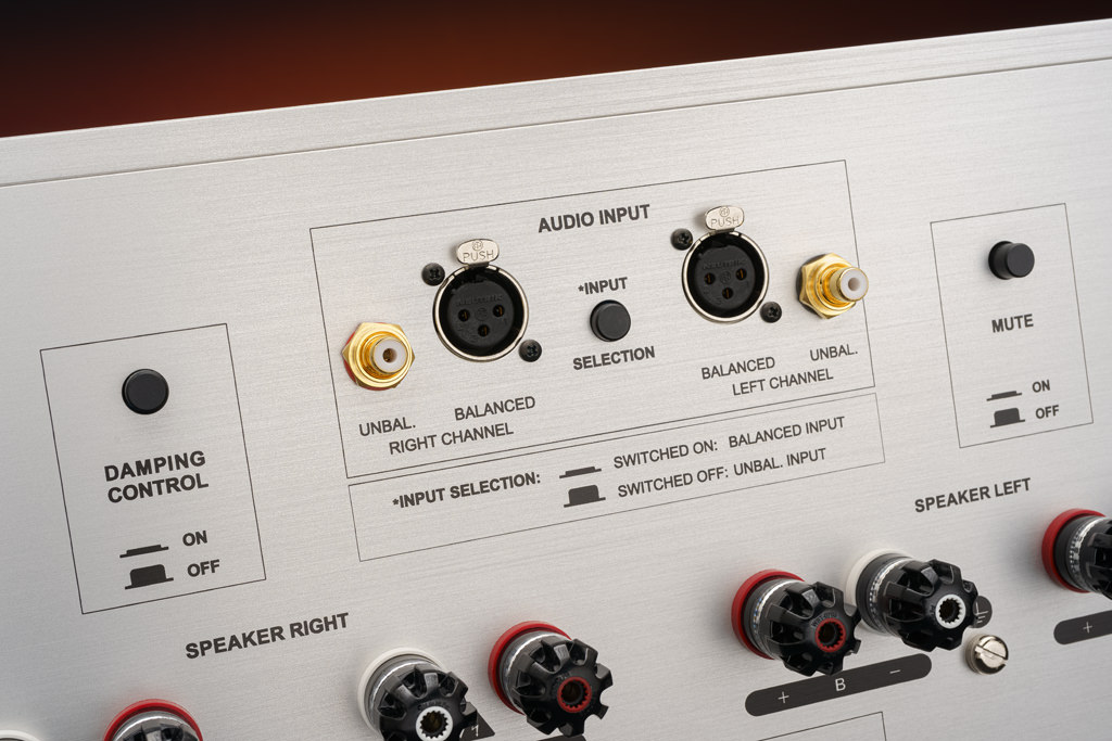 Der Amp V punktet sowohl mit einem symmetrischen XLR-Eingang als auch mit einem unsymmetrischen Cinch-Input. Die Auswahl der Anschlussart trifft man mit dem „Input Selection“-Schalter. Mit dem „Mute“-Schalter erreicht man die Stummschaltung, um etwa schnell und unkompliziert Kabel zu wechseln. Mit dem „Damping Control“-Schalter aktiviert man auf Wunsch die Dämpfungsfaktor-Linearisierung.