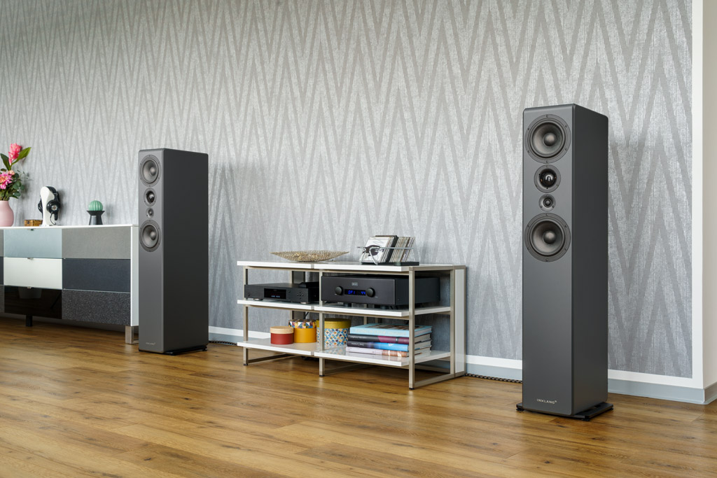 Imposant, aber zugleich dezent: Mit ihrem Design und den vielfältigen Farb- und Finish-Möglichkeiten passt die Ayers Five in eigentlich jedes Ambiente. Mit einem modernen Habitat harmoniert sie allerdings am besten. Hier ist Inklangs Top-Modell in dem Farbton „Toolanga Black No. 11“ lackiert.