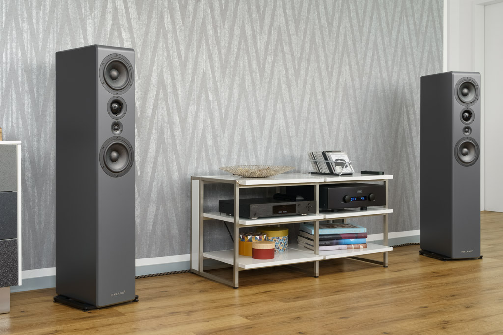 Die Ayers Five mit ihren Spielpartnern: Im Test glänzt sie am Vollverstärker Hegel H360, als Quelle agiert der SACD-Player Oppo UPD-203. Als Lautsprecherkabel kommt das ViaBlue SC-4 zum Zuge.