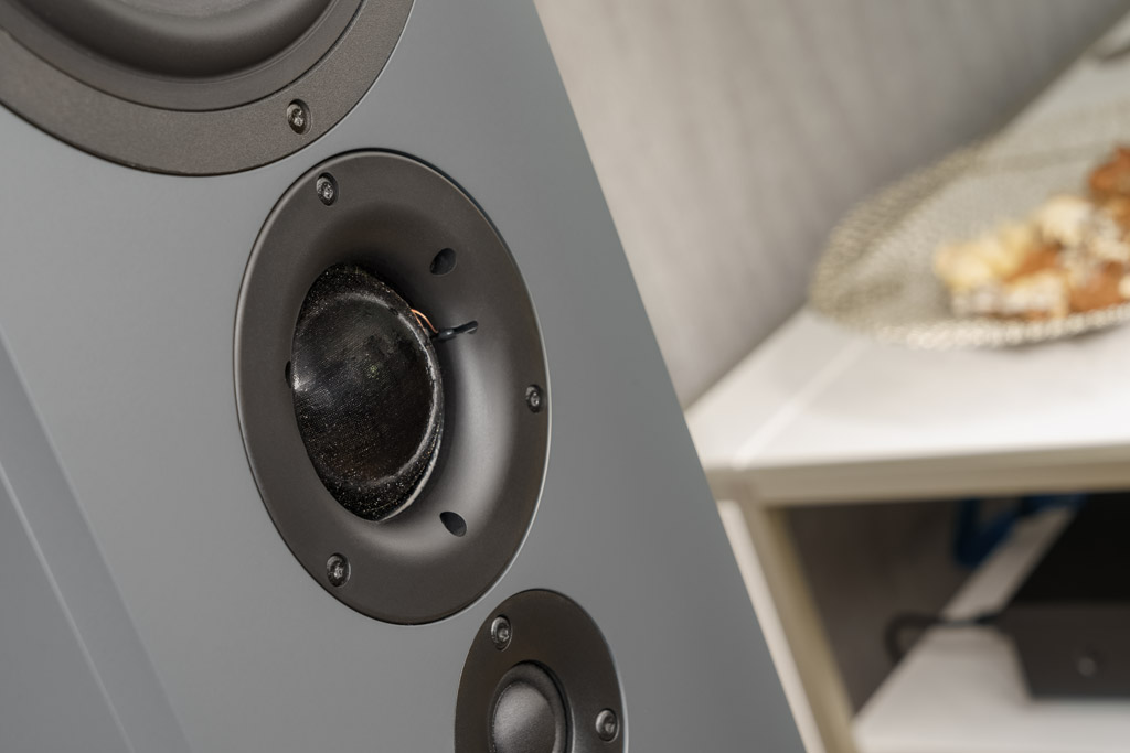 Eine Kalotte als Mitteltöner – das ist eine Novität für Inklang und eine Rarität im heutigen Lautsprecherbau. Bei der Ayers Five übernimmt dieser relativ kleine Speaker einen großen Frequenzbereich, befördert damit die Homogenität und entlastet seine Mitspieler.