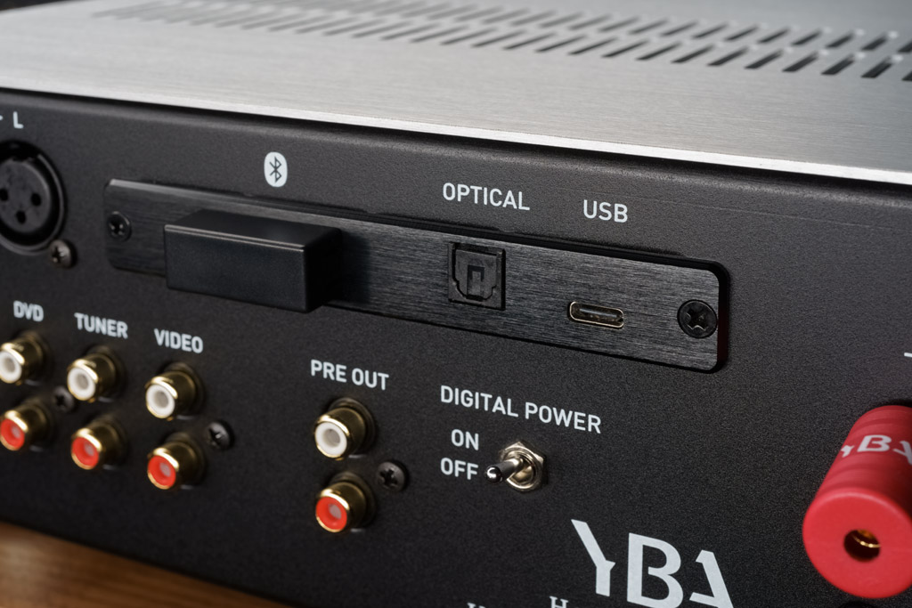 Die digitale Sektion bietet kabelgebunden einen optischen S/PDIF-Input und einen USB-C-Port. Hierüber ist die Zuspielung von HiRes-Files bis PCM 384 und DSD256 möglich. Links ist das Bluetooth-Modul erkennbar. Der A200 hat eine integrierte Antenne, durch die eine größere Übertragungsreichweite erreicht wird. Mit dem unten zu sehenden „DIGITAL POWER“-Schalter kann man die Stromversorgung der Digitalsektion abschalten. So wird eine etwaige Beeinflussung der Analogsektion verhindert.