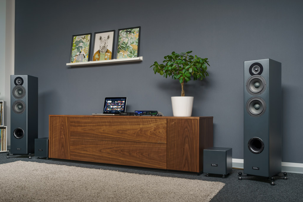 Die Audio Optimum FS62E MKII präsentiert sich als imposanter Aktivlautsprecher.