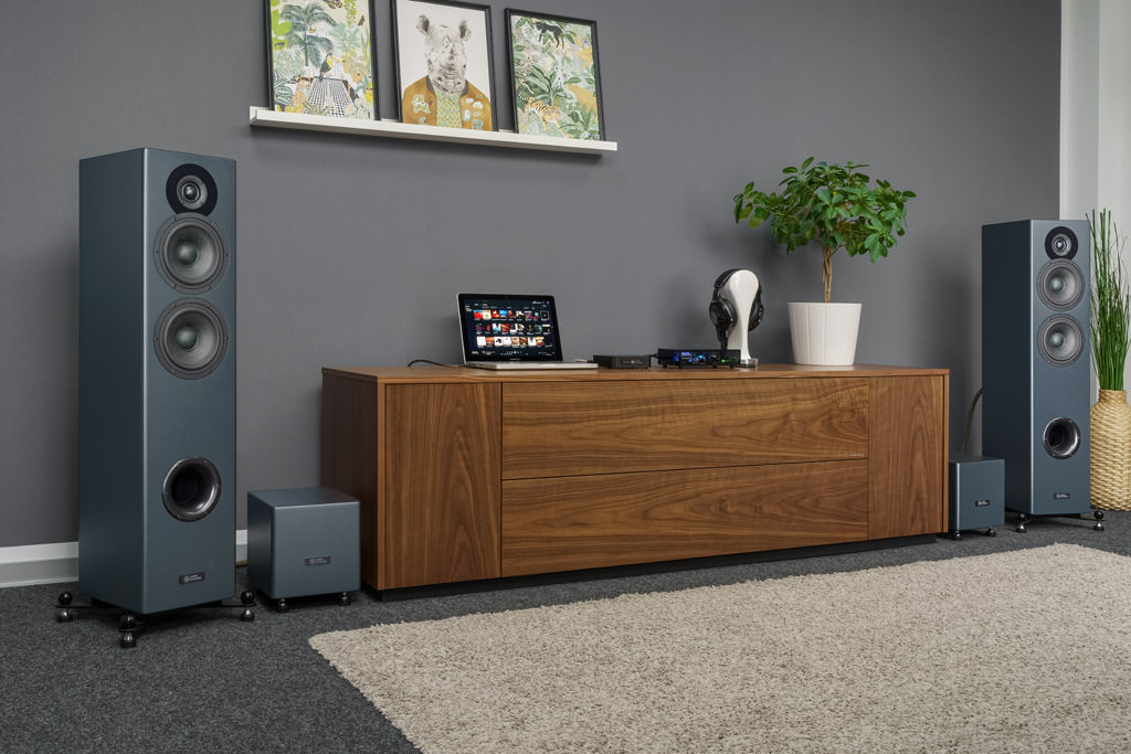 Die Audio Optimum FS62E MKII im Testraum: Hier besteht die Klangkette aus einem zuspielenden Laptop und dem Audio Optimum NOS-DAC 2. Er ist quasi der natürliche Spielpartner: Audio Optimum hat diesen DAC/Preamp/Kopfhörerverstärker extra für die Hörsitzungen im Zuge der Lautsprecherentwicklung gebaut. Für die USB-Zuspielung ist der Formatwandler/Reclocker Matrix Audio X-SPDIF 2 vorgeschaltet.