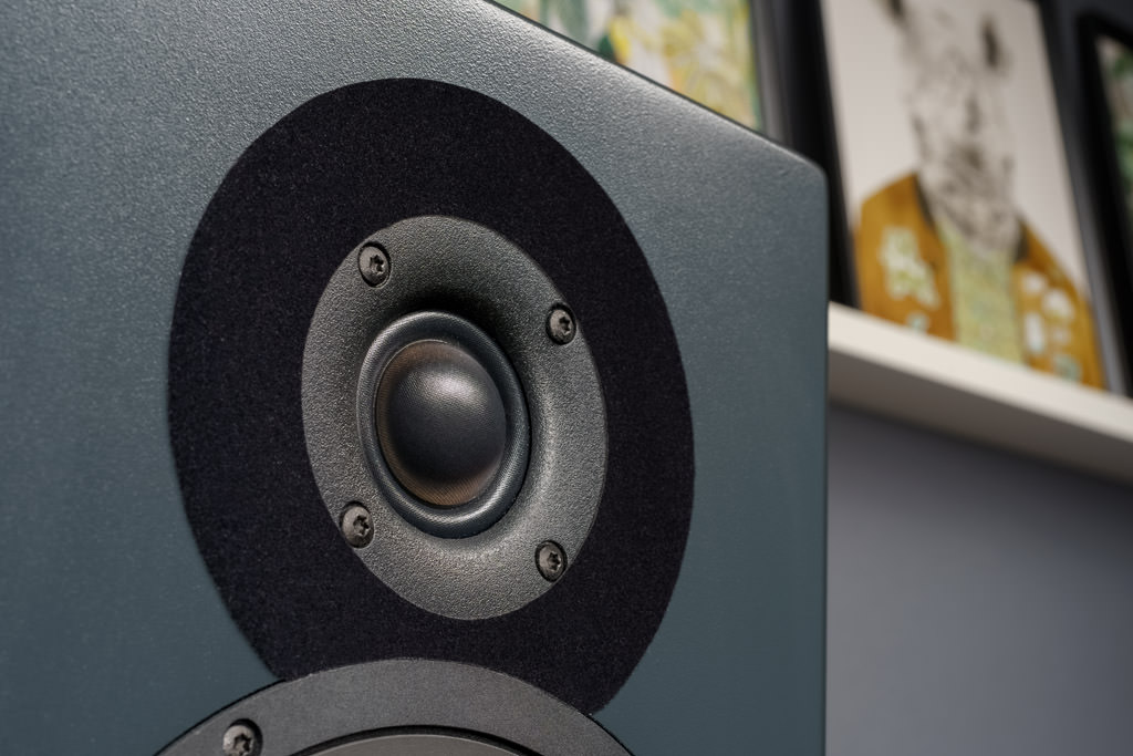 Der Hochtöner der FS62E MKII ist eine 30 Millimeter durchmessende Gewebekalotte. Sie spielt ungewöhnlich weit runter bis rund 1.400 Hertz, so agiert sie homogen mit dem Mitteltieftöner. Um ungewollte Reflexionen zu vermeiden, ist der Tweeter von einem dämpfenden, samtartigen Filzring eingefasst.