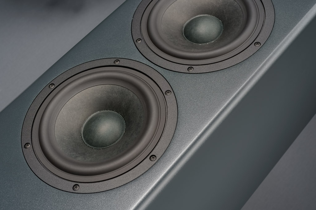 Die beiden Sechs-Zoll-Woofer sind bereits im Modellnamen vertreten: Die „62“ steht für 6 Zoll, 2 Chassis. Die Konus-Kollegen teilen sich als Team die Mitten- und Tiefton-Wiedergabe, wobei der untere Woofer sich auf die Kräftigung des Bassbereichs bis 200 Hertz sorgt.
