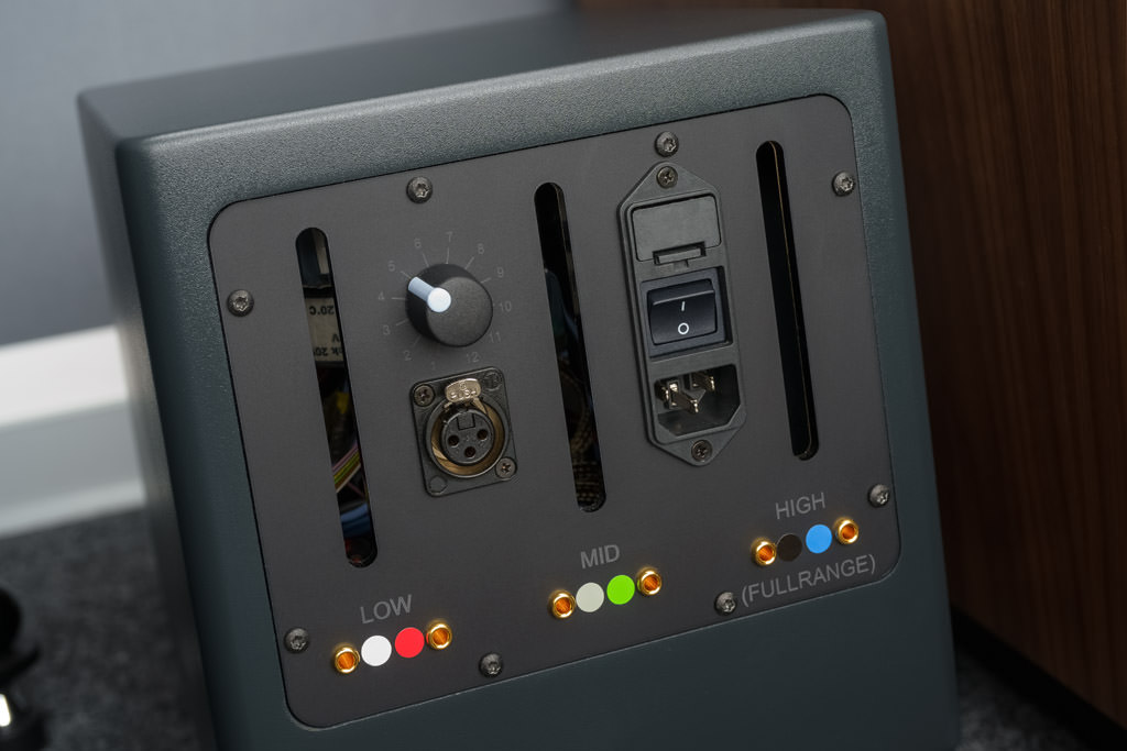 Der Monoblock ist ausschließlich mit einen symmetrischen Eingang in Form einer XLR-Buchse ausgestattet. Diese symmetrische Signalführung ist die bestmögliche Art der Signalübertragung. Über den Drehknopf ist der Pegel des Verstärkers in zwölf Stufen veränderbar. Damit kann die FS62E in puncto Leistungsbedarf an den Raum angepasst werden. Zudem lassen sich Pegelunterschiede, die durch die Aufstellung der Schallwandler auftreten können, nivellieren. Die sechs farbig gekennzeichneten Buchsen dienen dem Anschluss des mitgelieferten Lautsprecherkabels. Dessen Leiter sind ebenfalls farblich gekennzeichnet. So ist eine Verwechslung ausgeschlossen.