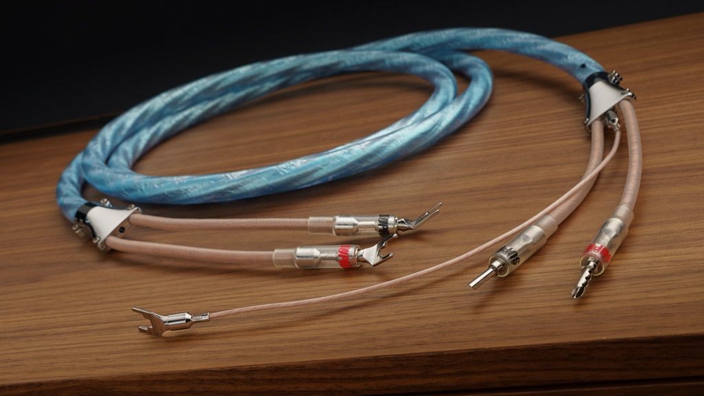 Das Supra Cables Sword Excalibur ist mit seiner eisblauen Anmutung klar als Kabel des schwedischen Traditionsunternehmens erkennbar. Durch sein dunkleres, teiltransparentes Design strahlt es aber eine leicht mythische Aura aus – und durch die metallenen Applikationen eine attraktive Noblesse.