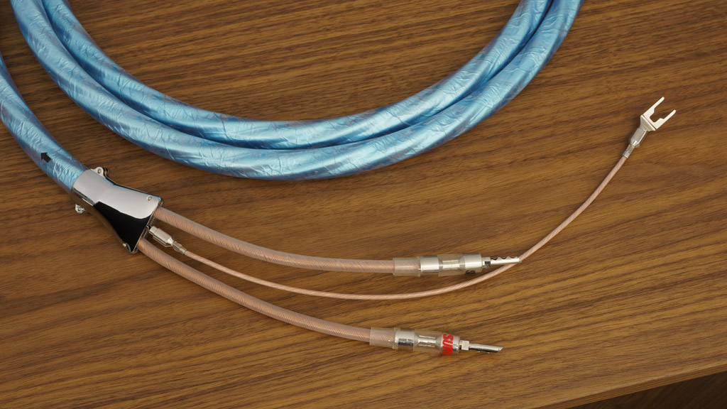 Zur sofortigen Ableitung etwaiger Massepotenziale bietet der Kabelteiler einen Anschluss für das mitgelieferte Erdungskabel. Auch dieser Erdungsleiter ist von bester Qualität: Hier kommt das Supra Cables XL-Annorum-Kabel zum Zuge.