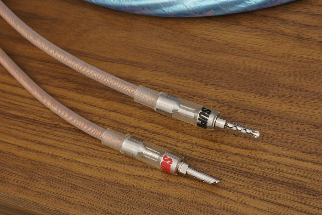Die transparente Kunststoffhülle sorgt für einen luftdichten Abschluss der Stecker – und offenbart die kaltverschweißten Crimp-Verbindungen. Das Steckergehäuse ist speziell für das Sword Excalibur entwickelt worden.