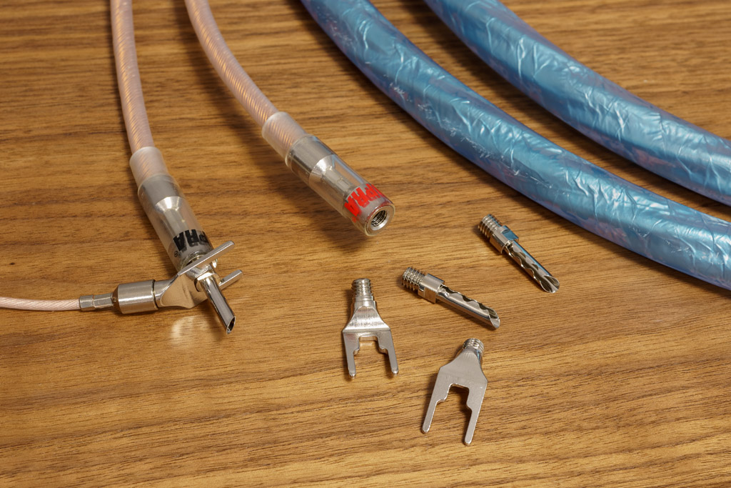 Der Stecker bietet den gleichen cleveren Vorteil wie alle CombiCon-Stecker von Supra Cables: Die Anschlüsse sind dank einer Schraubverbindung von Kabelschuh auf Bananen/BFA-Stecker umrüstbar. Clever: Zum Festziehendient die verjüngte Öffnung eines Kabelschuhs. Die mitgelieferten Schuhe und Stecker bestehen aus Kupfer und sind mit Rhodium beschichtet. Deshalb ist das Sword Excalibur auch als „Rhodium Edition“ ausgewiesen.