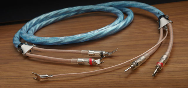 Das Supra Cables Sword Excalibur ist mit seiner eisblauen Anmutung klar als Kabel des schwedischen Traditionsunternehmens erkennbar. Durch sein dunkleres, teiltransparentes Design strahlt es aber eine leicht mythische Aura aus – und durch die metallenen Applikationen eine attraktive Noblesse.