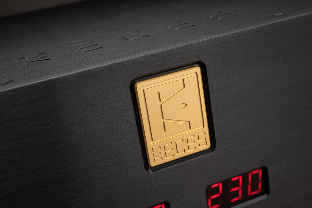 ie goldfarbene Plakette weist den IQRP-1500 als Komponente der neuen Ultimate-Serie von Keces aus.
