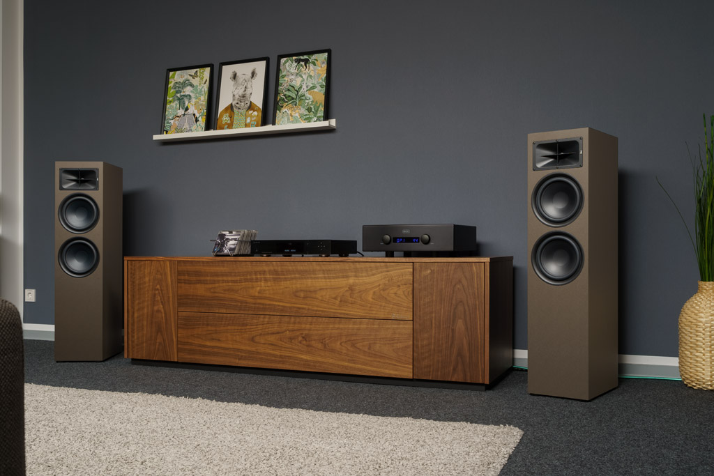 Die Saxx trueSOUND TS 900 setzt optisch auf ein schnörkelloses Design, das die Potenz dieses Lautsprechers betont.