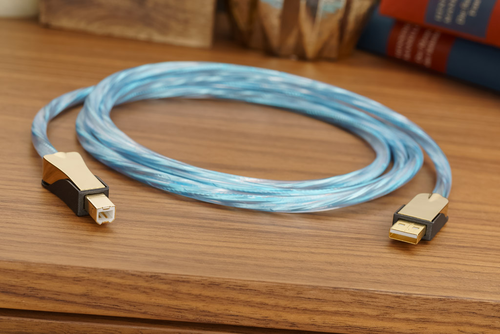 Das Supra Cables USB Excalibur zeigt optisch eine Traditions-Transformation: Der markante eisblaue Mantel, der die Kabel der Schweden auszeichnet, präsentiert sich nun nun in ein dunkleren, teiltransparenten Design.