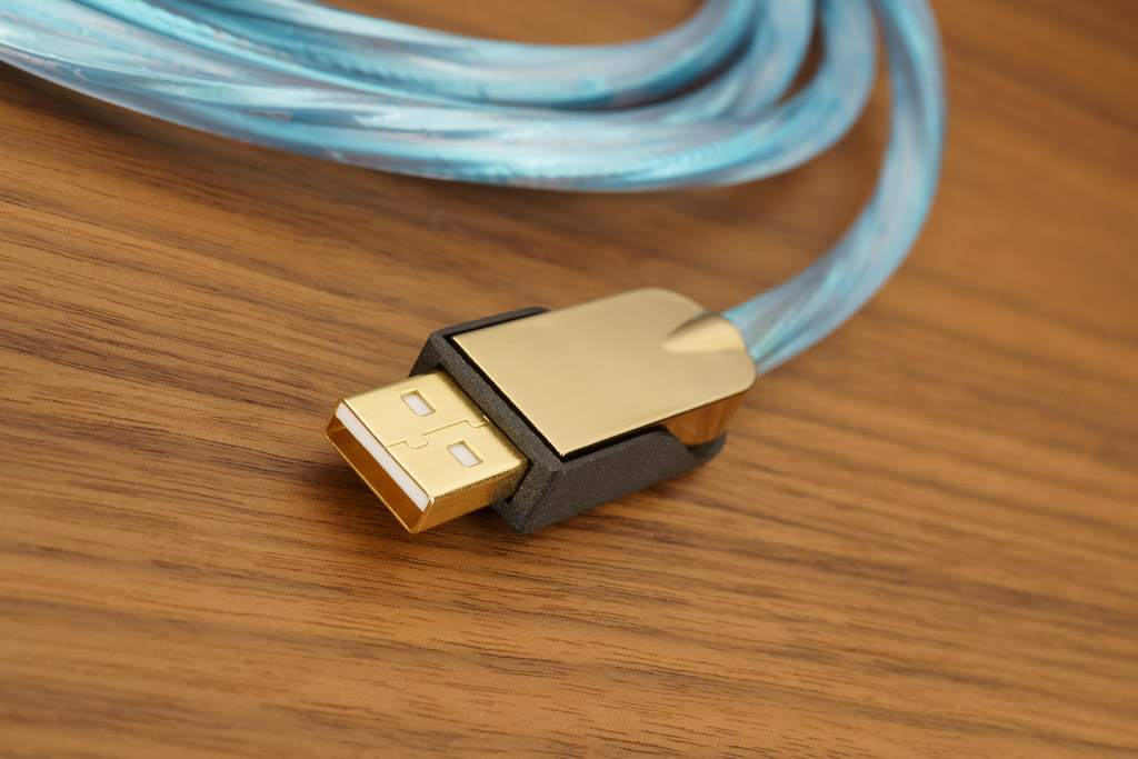 Die Stecker – hier der USB-A-Typ – sind zweiteiligen und betonen dies auch durch eine aus aparte Bicolor-Optik in Gold und Schwarz. Dabei bestehen beide Steckerteile aus Aluminium. Dies bürgt für eine komplette Schirmung der Adern im kritischen Übergang vom Kabel zu den Lötstellen.