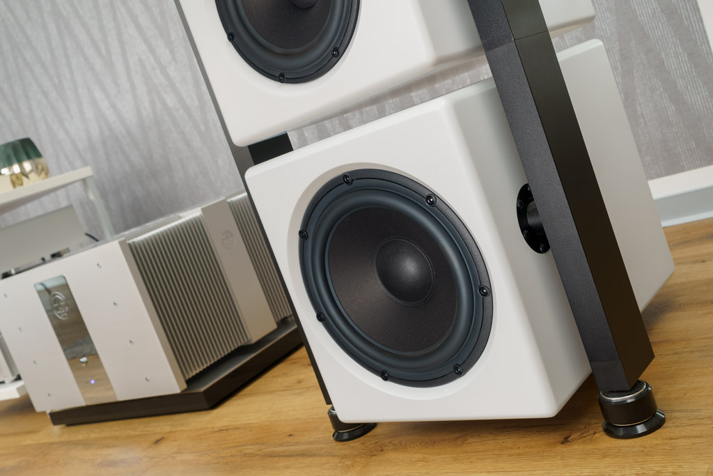 Für den Tiefstton sorgt das Woover-Modul mit einem 28-Zentimeter-Chassis. Es ist der Revelator von Scan-Speak, dieser kraftvolle Konus-Lautsprecher ist für die Bässe im Frequenzbereich zwischen 18 und 35 Hertz zuständig.