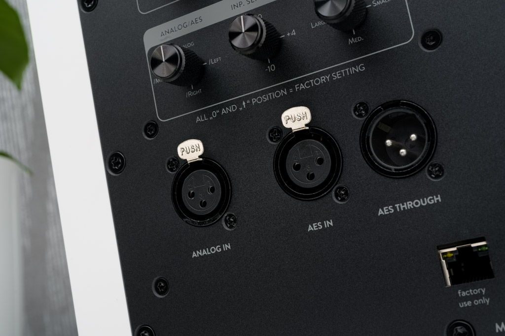 Profi-Schnittstellen: Analog nimmt der Type 20 MK2 ein symmetrisches Eingangssignal über eine XLR-Buchse entgegen, digital ist er für AES3/EBU ausgelegt, dieser Input ist ebenfalls in XLR realisierten. Wer einen Zuspieler oder Vorverstärker mit Cinch-Ausgängen respektive S/PDIF-Schnittstellen hat, findet mit entsprechenden Adaptern Anschluss. Über die „Through“-Buchse wird das digitale Signal an weitere Monitore durchgeschleift. Dies ist etwa bei 5.1.-Surround-Abmischungen der Fall. 