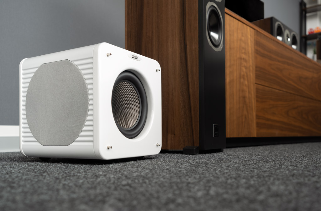 Der Velodyne MicroVee X ist mit seinen überaus kompakten Maßen und dem ansprechenden Design ein überaus wohnraumfreundlicher Subwoofer.