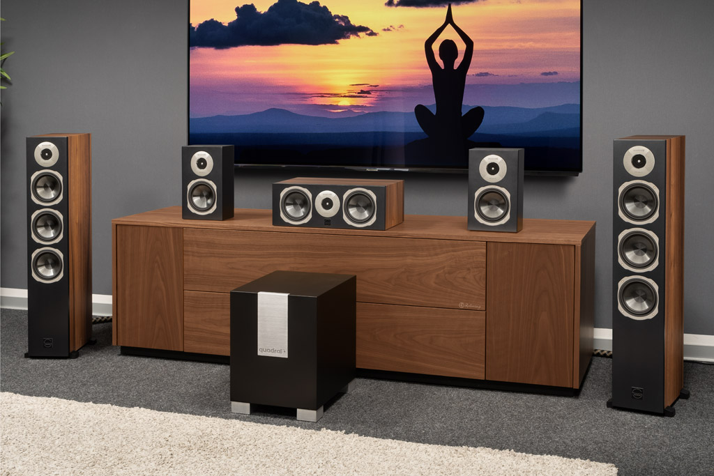 Das gesamte Set im Verbund: Es besteht aus dem Standlautsprecher Signum 70, dem Center Signum 10 Base, den Rear- oder Seitenlautsprechern Signum Phase 1 und dem Subwoofer Qube CS10.