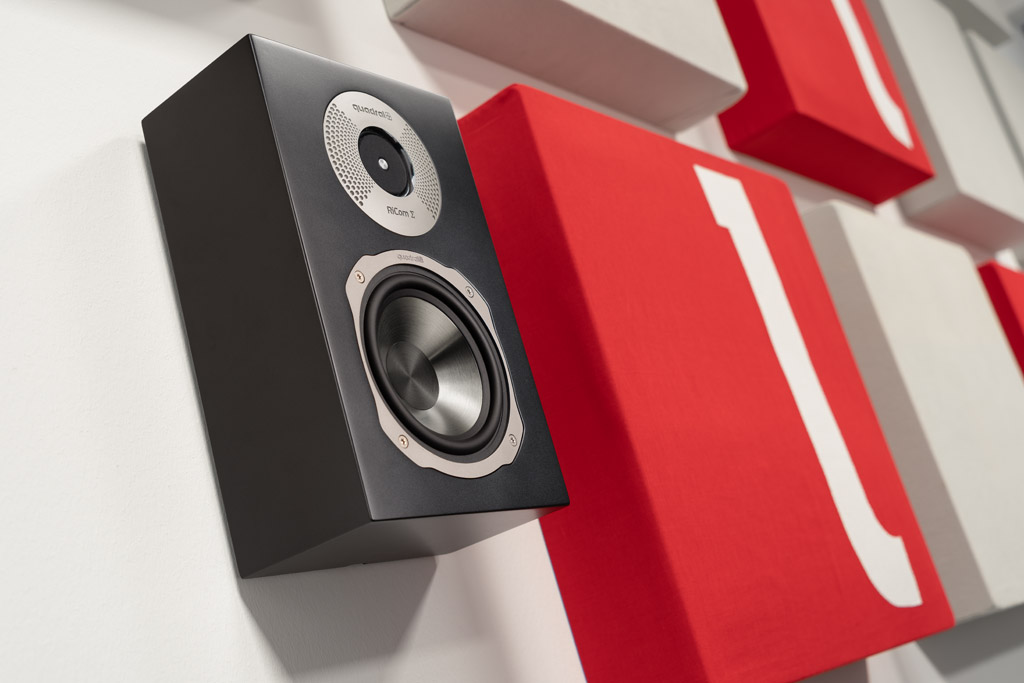 Der On Wall-Speaker Signum Phase 1 empfiehlt sich durch seine kompakt-flache Bauweise und die Ringradiator/Woofer-Kombination als platzsparende und zugleich klangstarke Lösung.
