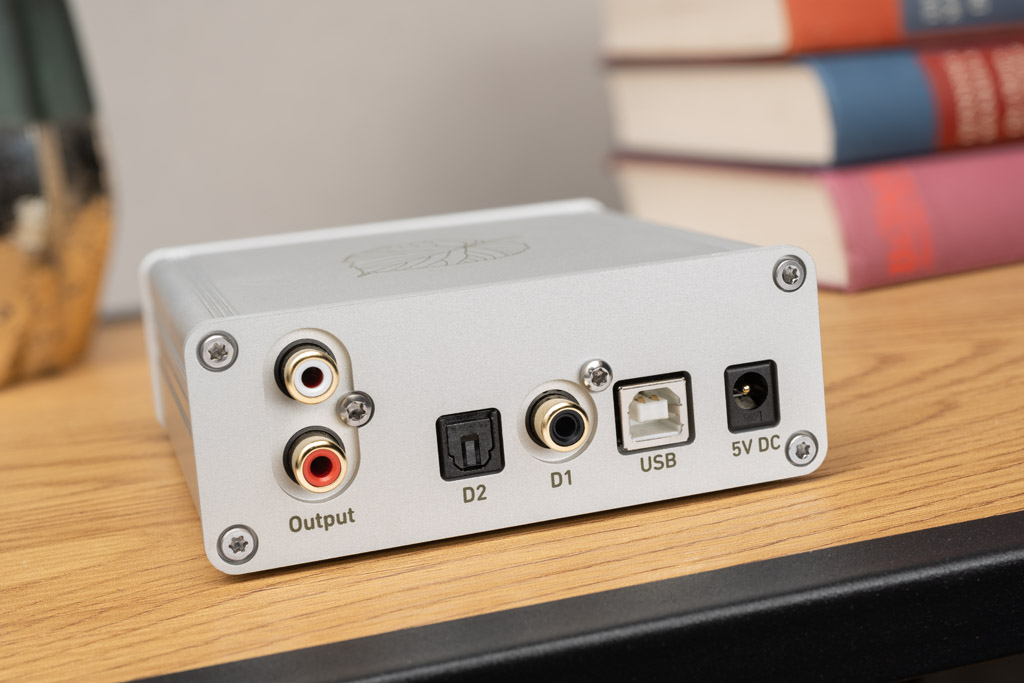 Eingangsseitig bietet der USB-DAC einen USB-B-Port und zwei S/PDIF-Schnittstellen: D1 Ist der koaxiale, D2 der optische Digitaleingang. So lassen sich ein Laptop oder ein Festplatzrechner anschließen, ein CD-Spieler oder eine andere digitale Quelle. So geht auch die Wiedergabe des Fernsehtons. Ausgangsseitig offeriert der USB-DAC einen unsymmetrischen Line-Out.