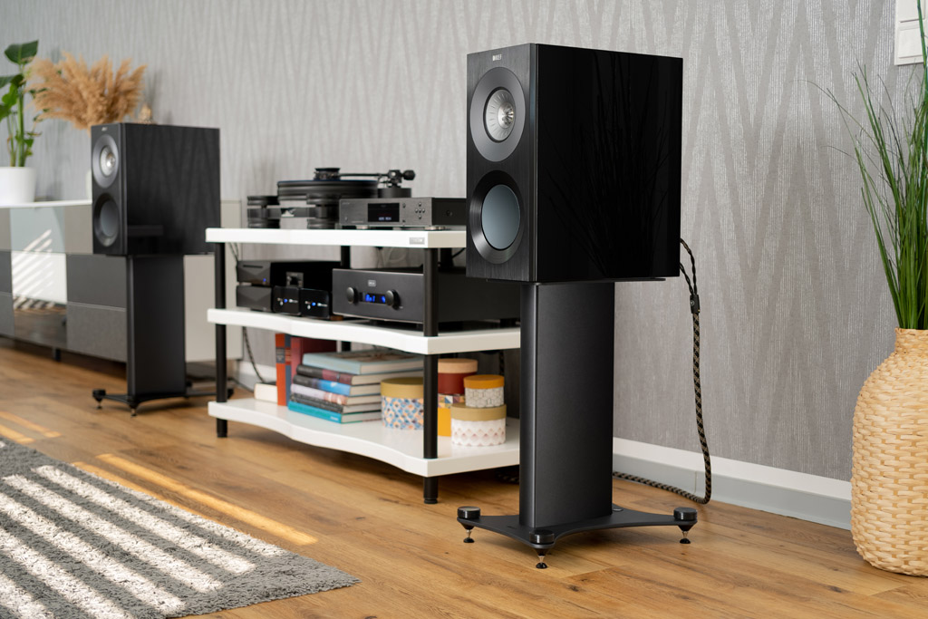 Perfekt passend zum Lautsprecher bietet KEF zwei Stativ-Modelle an: zum einen den eckigen Standfuß S-RF1, zum anderen den hier abgebildeten elegant-gerundeten Speaker Stand SP3888 mit integrierter Nivellierungslibelle. So oder so: Diese Stative bringen die Reference 1 Meta auf die richtige Hörhöhe und ermöglichen zudem die optimale Performance, weil so kein mitschwingendes Sideboard oder Regal den Klang verunklart.