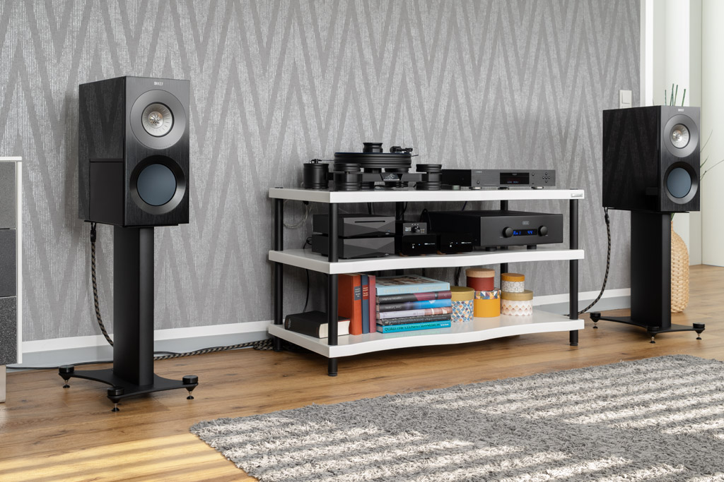 Mit ihrem edlen, dezenten und klaren Design harmoniert die KEF Reference 1 Meta mit jedem Ambiente.