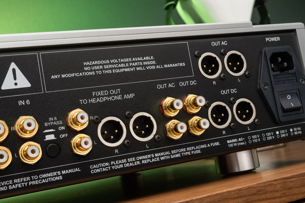 Bei den Outputs bietet der Tube Preamp III Phono gleich zwei symmetrische sowie zwei unsymmetrische Ausgänge. Sie stehen sowohl AC-gekoppelt als auch DC-gekoppelt zur Verfügung. Erlaubt die nachfolgende Endstufe eine DC-Kopplung, kann man zwischen zwei verschiedenen Klangcharakteristika wählen. 