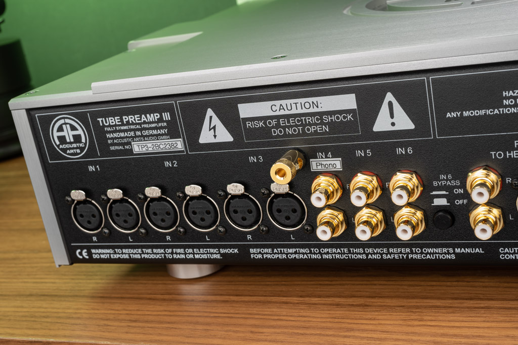 Anschlussreiche Input-Sektion: Der Vorverstärker bietet sechs Eingänge in symmetrischer Auslegung mit XLR-Buchsen und in unsymmetrischer Form mit Cinch-Buchsen. Input 4 ist beim Tube Preamp III Phono als Plattenspieler-Eingang ausgelegt, der Vorverstärker ist dann auch mit einer ausgezeichneten, vergoldeten Erdungsklemme ausgestattet. Ohne das optionale Phono-Modul ist der Input hingegen als Line-Pegel-Eingang ausgelegt. Input 6 wiederum kann mit dem zugehörigen Schalter wahlweise als normaler Line-Eingang genutzt werden oder im „Surround Bypass“-Modus, um ein Receiver-Signal durchschleifen zu können.