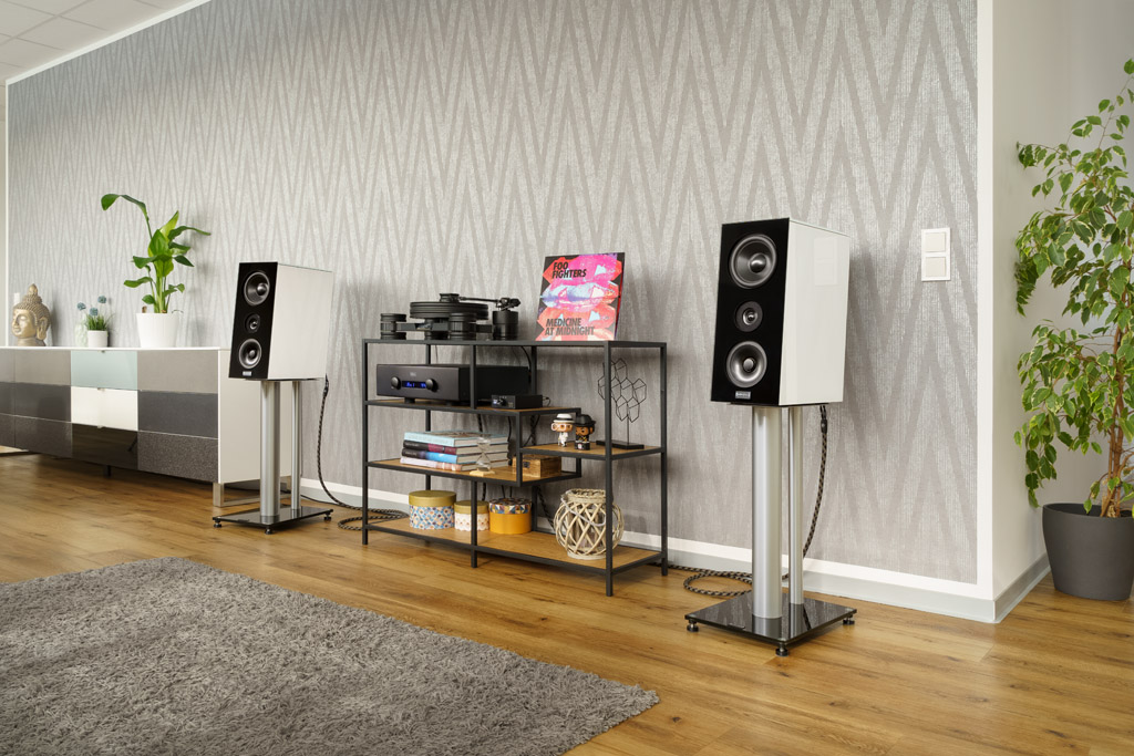 Die Audio Physic Spark harmoniert durch ihr cool-cleanes Design insbesondere mit einem modernen Ambiente.