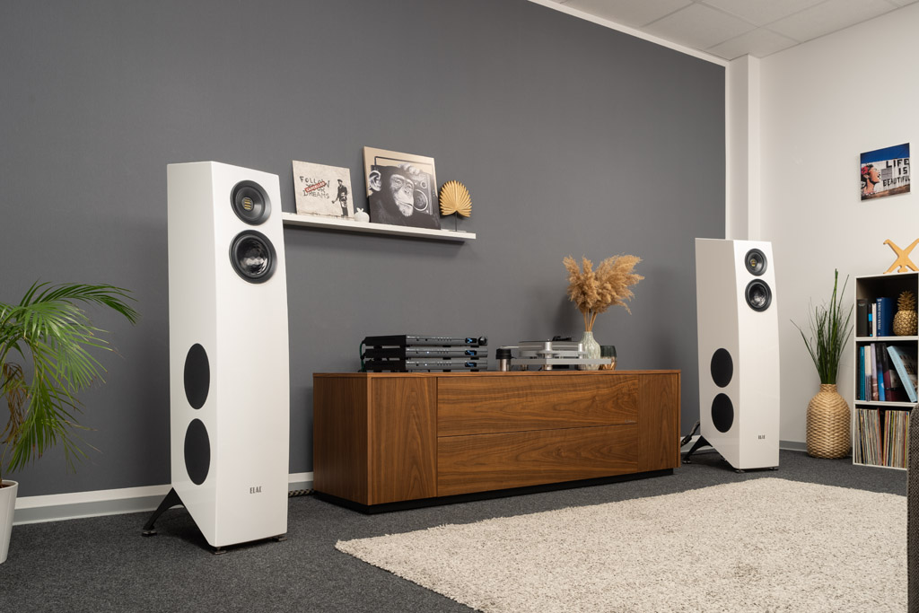 Die Elac Concentro S 509 ist mit ihrem einzigartigen Auftritt in jedem Ambiente ein Blickfang.