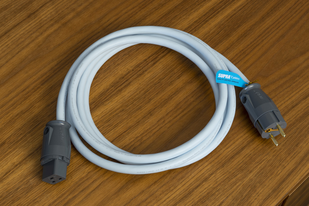 Supra Cables empfiehlt als Anschlusskabel das LoRad 2.5 CS-EU Mk II (ab 115,00 Euro), weil es die Filtereigenschaften gegenüber einem herkömmlichen Kabel verbessern soll.