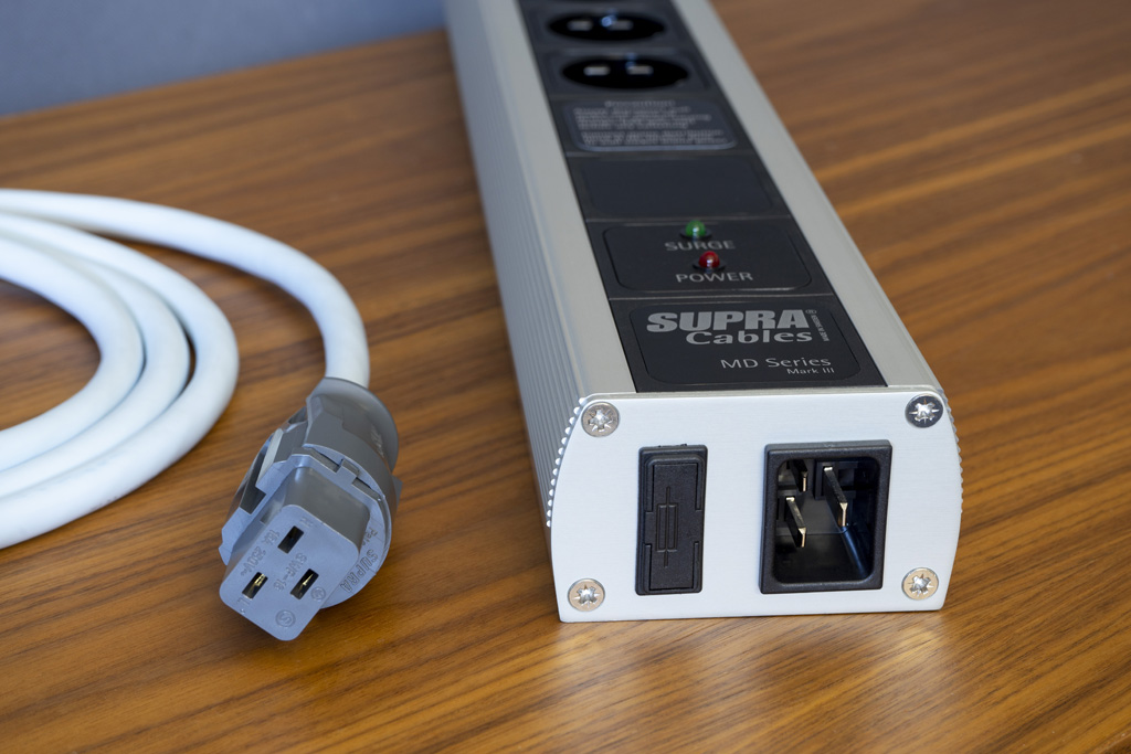 Die Netzleiste ist für den Anschluss an die Wandsteckdose mit einem IEC 60320 C20-Kaltgeräteeinbaustecker ausgerüstet. Man braucht also ein Netzkabel mit passender C19-Kaltgerätekupplung.
