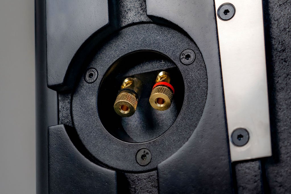 Für den Anschluss bietet der w1 zwei hochwertige, vergoldete Klemmen mit großen Aufnahmen. Drei Kanäle ermöglichen die Kabelführung in alle nötigen Richtungen. So kann der w1 auch anschlussseitig leicht als Front-, Rear- und Centerlautsprecher eingesetzt werden.