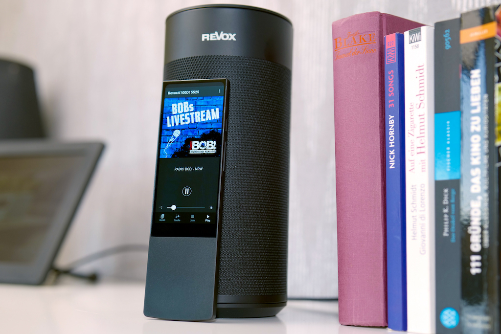 Zu den fernbedienbaren Smart Devices gehören natürlich auch etliche Produkte aus dem Revox-Portfolio – wie hier der Room Speaker StudioArt A100.